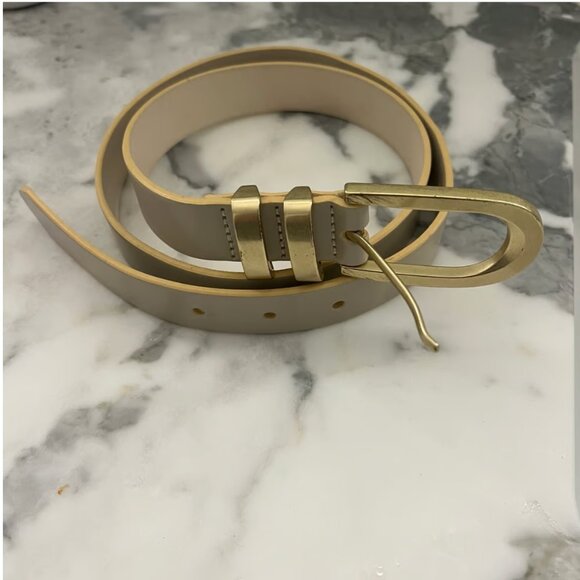 Tan belt with gold hardware - Picture 1 of 1
